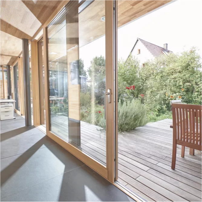 Hebe-Schiebe-Tür aus Holz-Aluminium von UNILUX mit Blick auf Terrasse