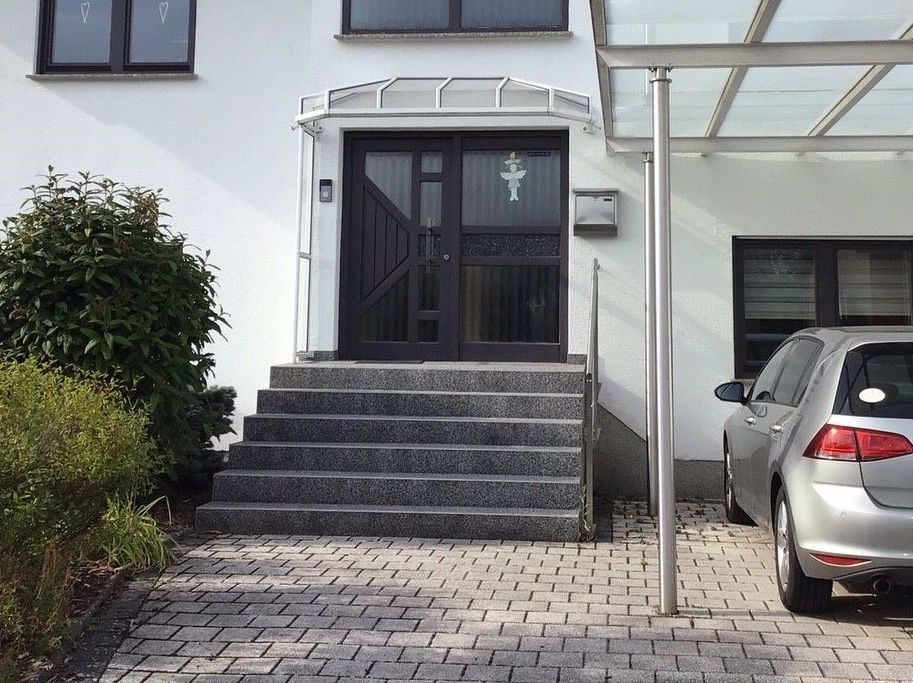 keine_Haustuer_vorher_Saarland_Rolladen_Kessler Alte dunkelbraune Haustür mit dunklem, unisoliertem Glas in einem großen Seitenteil.