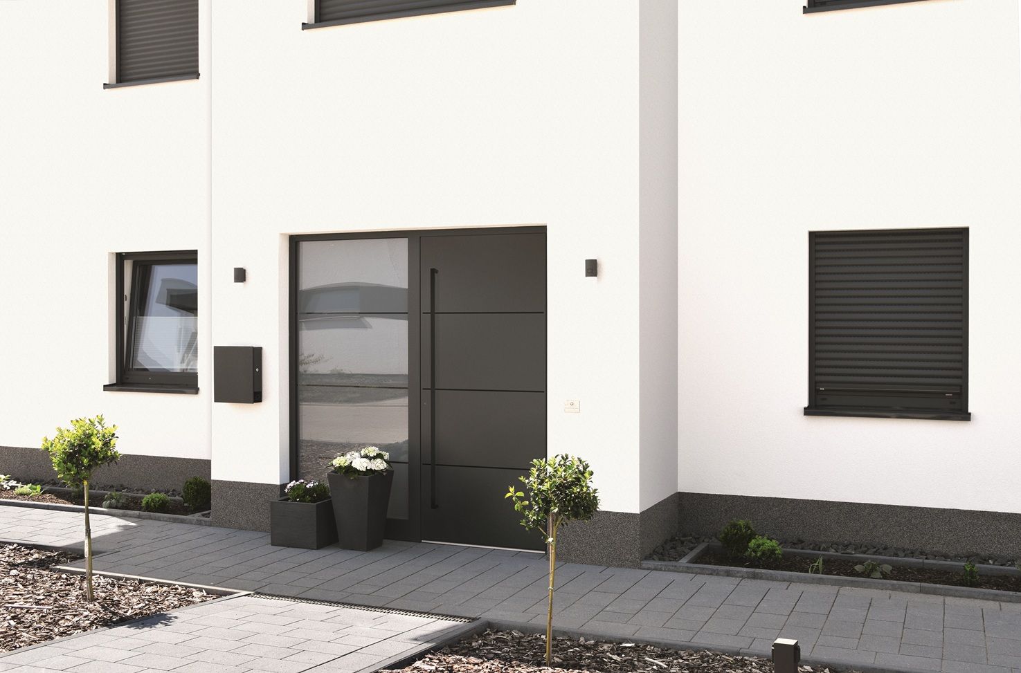 Alu Haustür mit Seitenteil in anthrazit, Muster der Haustür wird im Seitenteil weiter geführt, eingebaut in moderner weißer Fassade.
