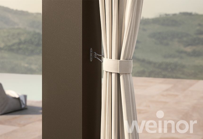 Der Outdoor-Vorhang wird durch einen Raffer in Farbe des Vorhangs seitlich gerafft.