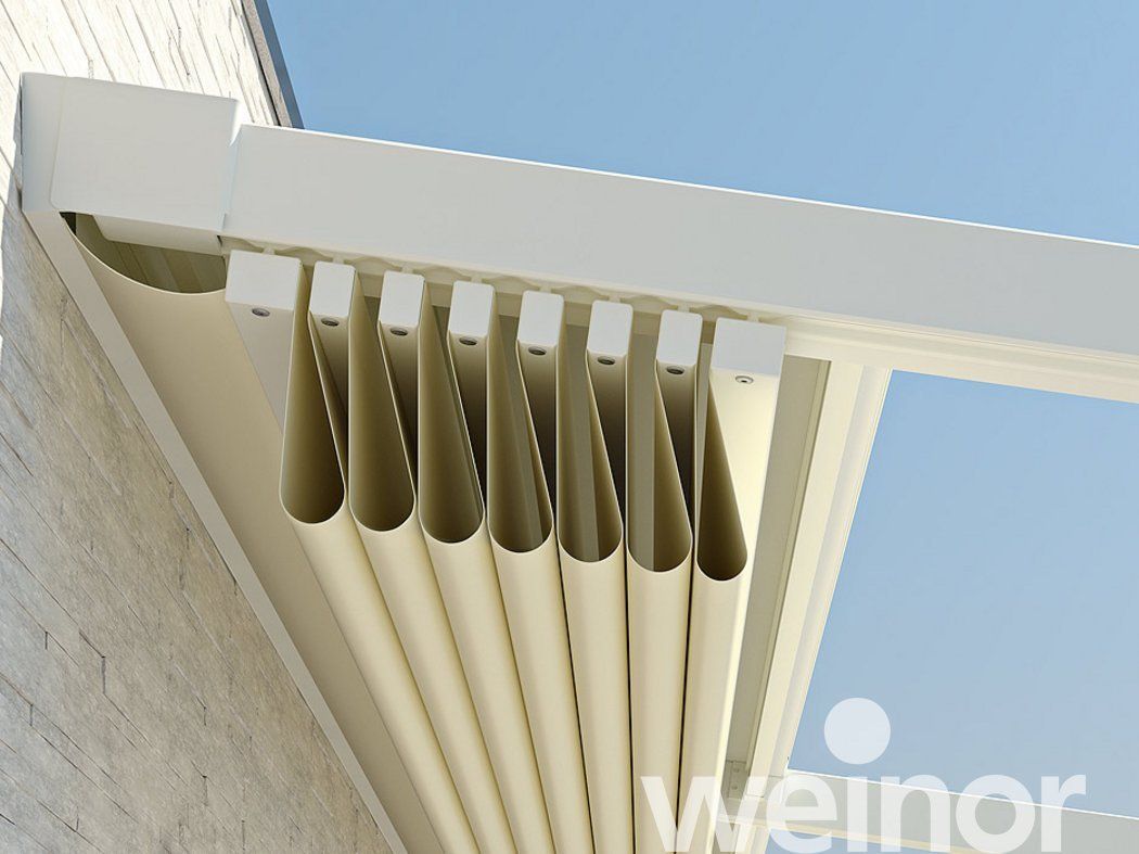Detailansicht der Tuch-Raffung im offenen Zustand. Das Tuch wird unter einem Dach an der Pergola-Markise geschützt