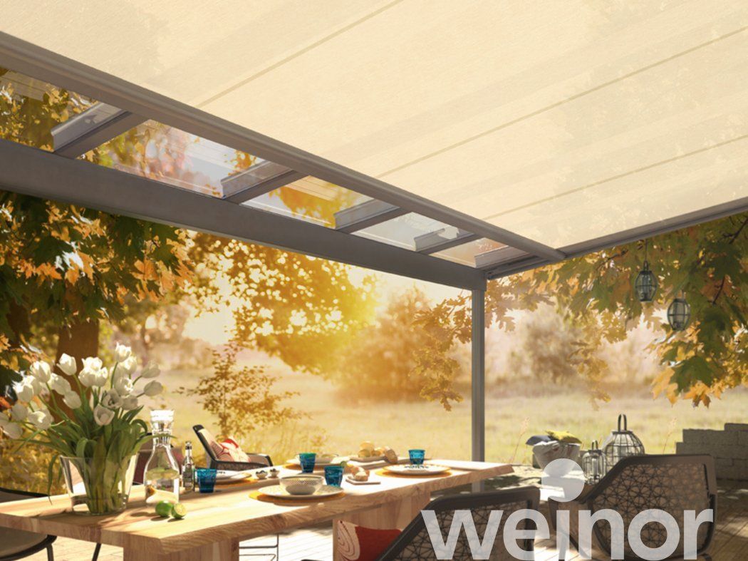 Blick vom Inneren eines Glasdaches auf die untergesetzte Markise Sottezza von weinor.