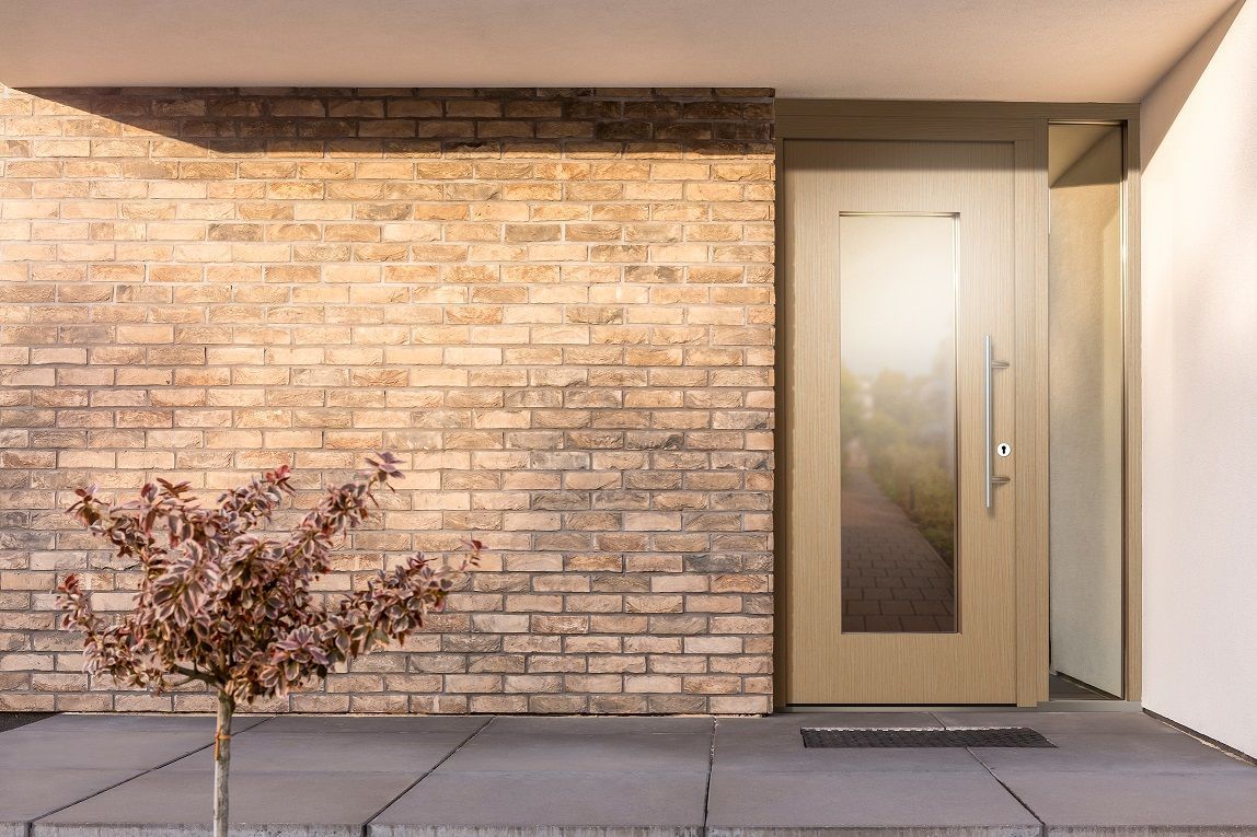 Holz-Haustür mit großem Glasausschnitt und Klarglas – natürliche Schönheit mit lichtdurchflutetem Ambiente.