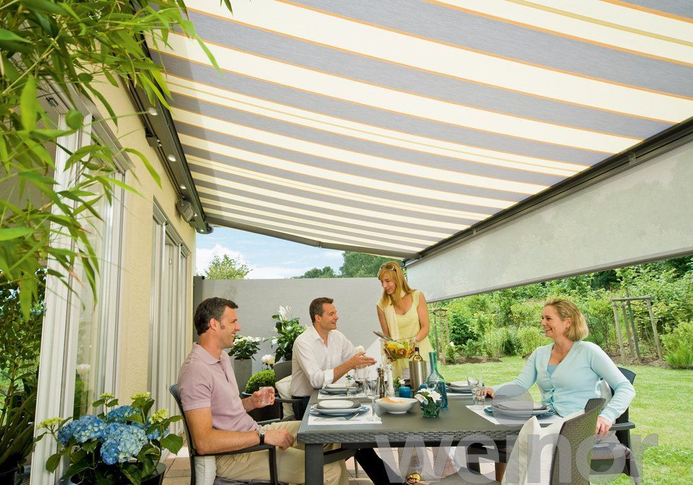 seitliche Ansicht Kassettenmarkise Opal Design von weinor mit LED Spots und absenkbarem Volant vorne