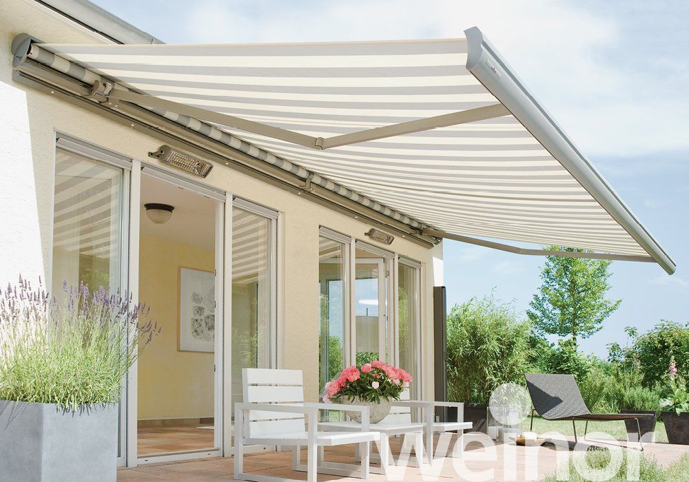 Halb-Kassettenmarkise Semina von weinor, ausgefahren an der Wand, darunter eine LED-Leiste und Tempura Heizstrahler