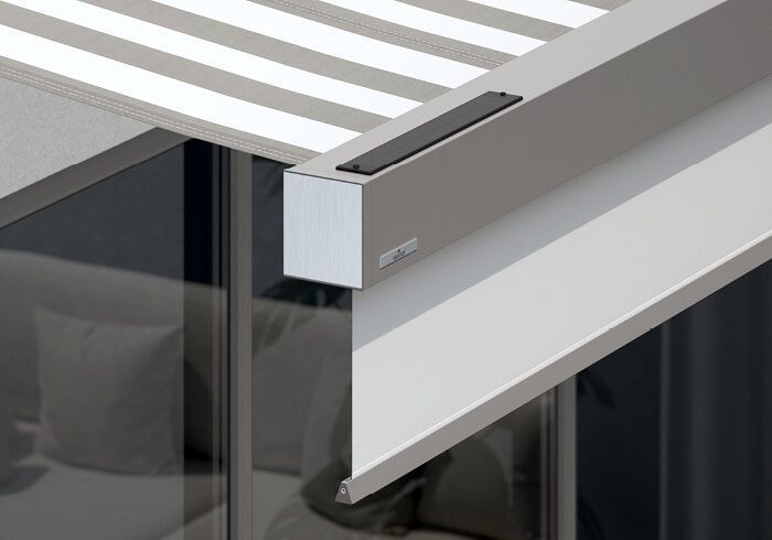 Seitliche Ansicht der kubischen Kassettenmarkise Smaila von weinor mit ausfahrbarer Senkrechtbeschattung vorne.