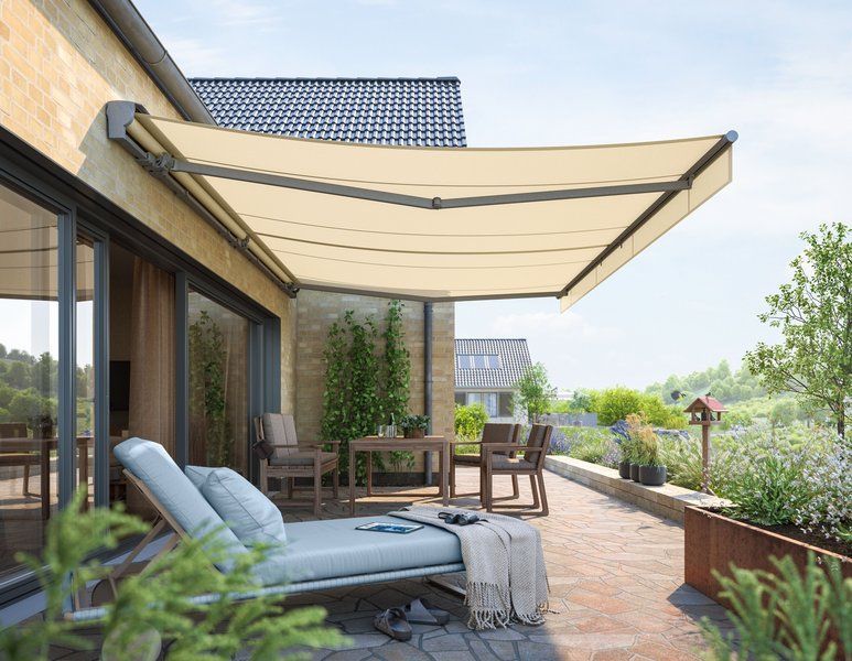 Seitliche Nahaufnahme der offenen Markise Topas mit Dach von Weinor im leicht geöffneten Zustand.