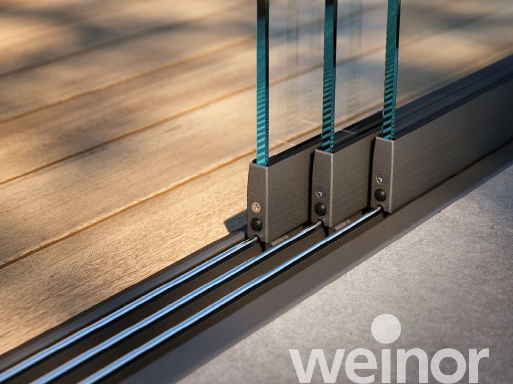 Nahaufnahme der unteren Bodenschiene einer dreiteiligen Ganzglasschiebewand von weinor.