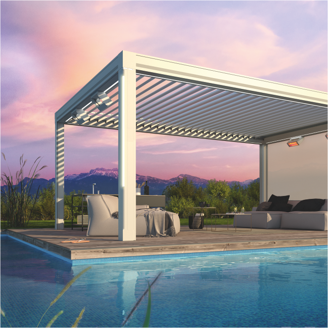 Das Lamellendach Artares von weinor in der Farbe weiß steht mit 4 Pfosten auf einem Holzsteg, unter dem Dach steht eine Gartenlounge. Der Holzsteg ist von einem Pool umgeben.