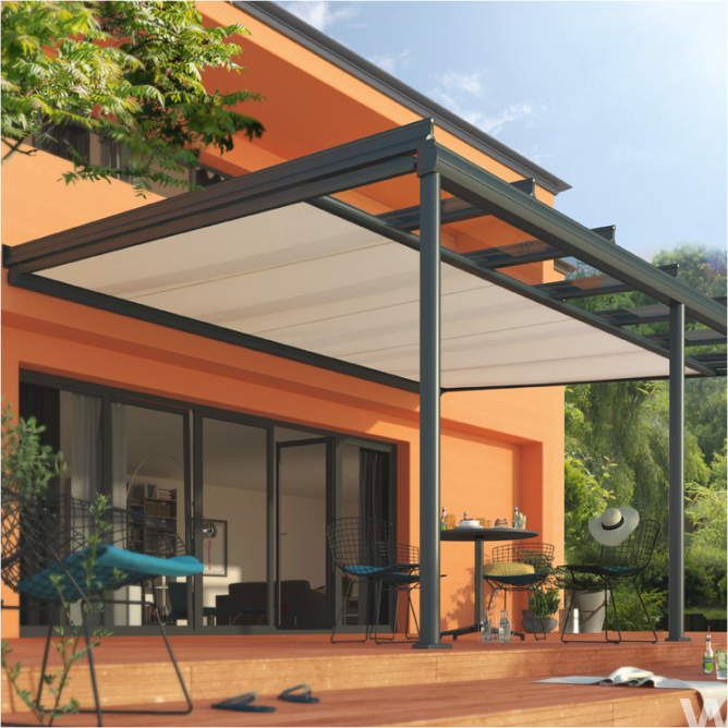 An einer orangenen Hauswand steht das anthrazitfarbene Glasdach Terrazza Originale von weinor mit 3 Pfosten und 7 Dachsparren. Unter den Glasscheiben ist eine Wintergarten-Markise namens Sottezza montiert. So spendet das Dach sowohl Regen- als auch Sonnenschutz auf Ihrer Terrasse.