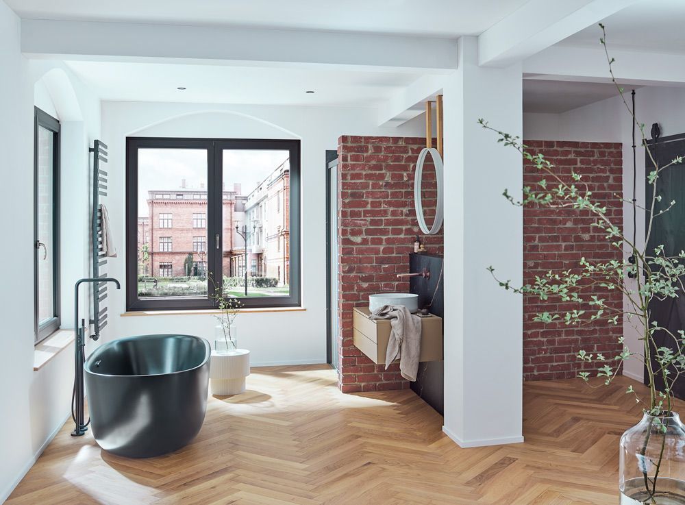 Moderne Leseecke mit Kunststofffenster IMPREO in schwarz ultimatt.