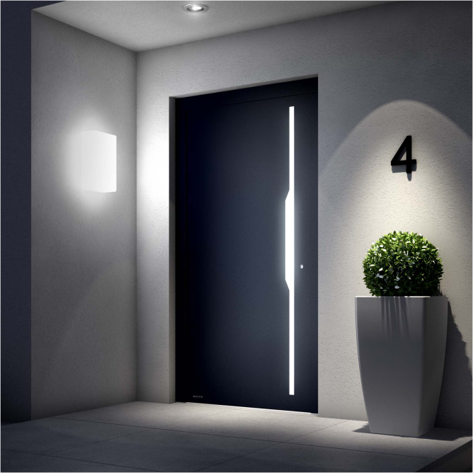 Eine moderne Aluminium-Haustür von Weru in Anthrazitgrau ohne Glasausschnitt. Die Tür verfügt über eine durchgehende Griffmulde, die über die gesamte Höhe eingefräst ist und bei Dämmerung mit LED beleuchtet ist.