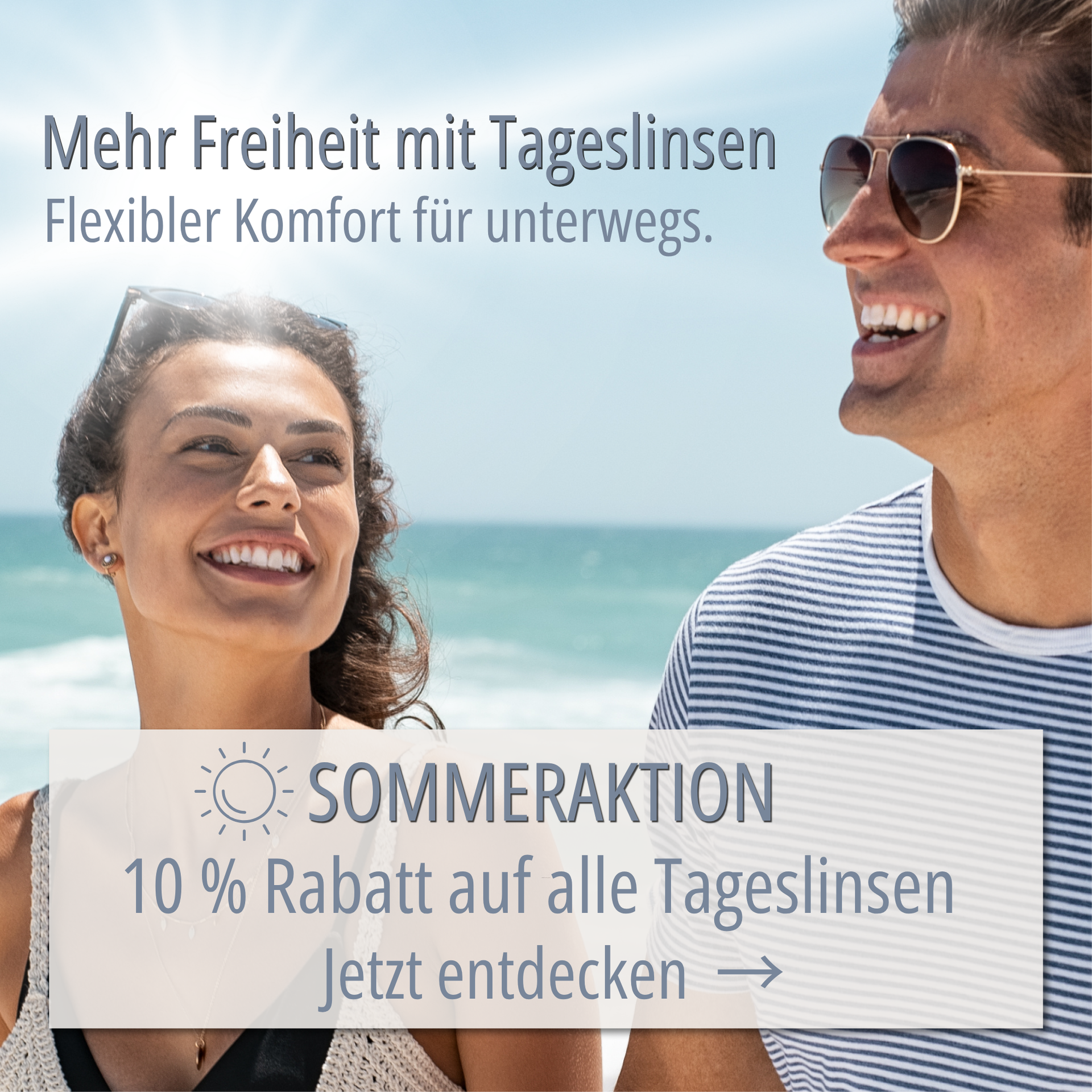 freiheitsliebendes glückliches Pärchen vor Meer und Strand