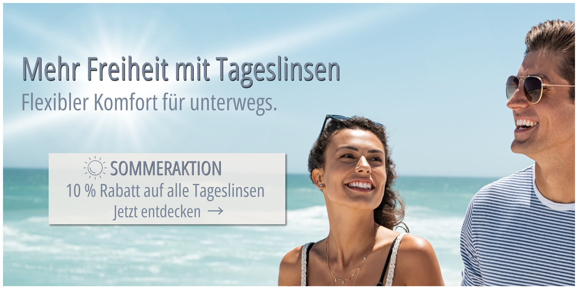 unbeschwertes freiheitsliebendes Pärchen vor dem Meer, am Strand