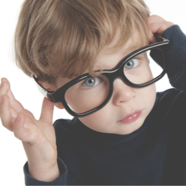 Kleinkind mit einer zu großen Brille für seine Proportionen