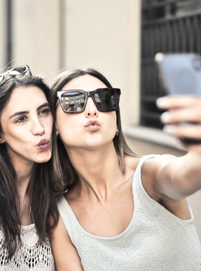 Befreundetes Pärchen während des Schießens eines Selfies