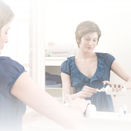 Weibliche Person vor dem Spiegel, beim Reinigen ihrer Kontaktlinsen