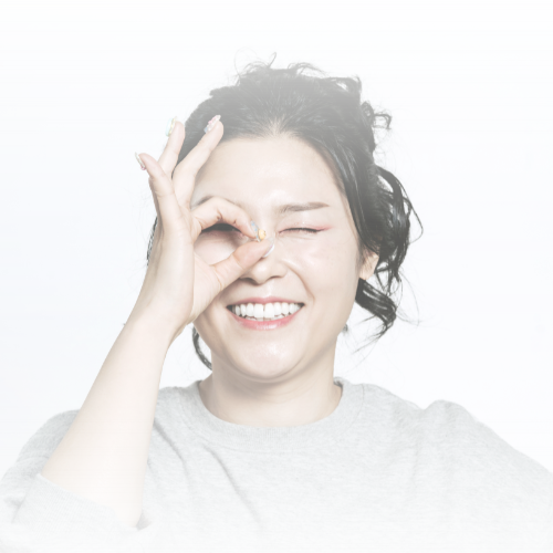 Wichtigkeit des richtigen Pflegemittels Weibliche Person, die lächelt und eine Geste vor ihrem Gesicht zeigt, die alles ok sagt