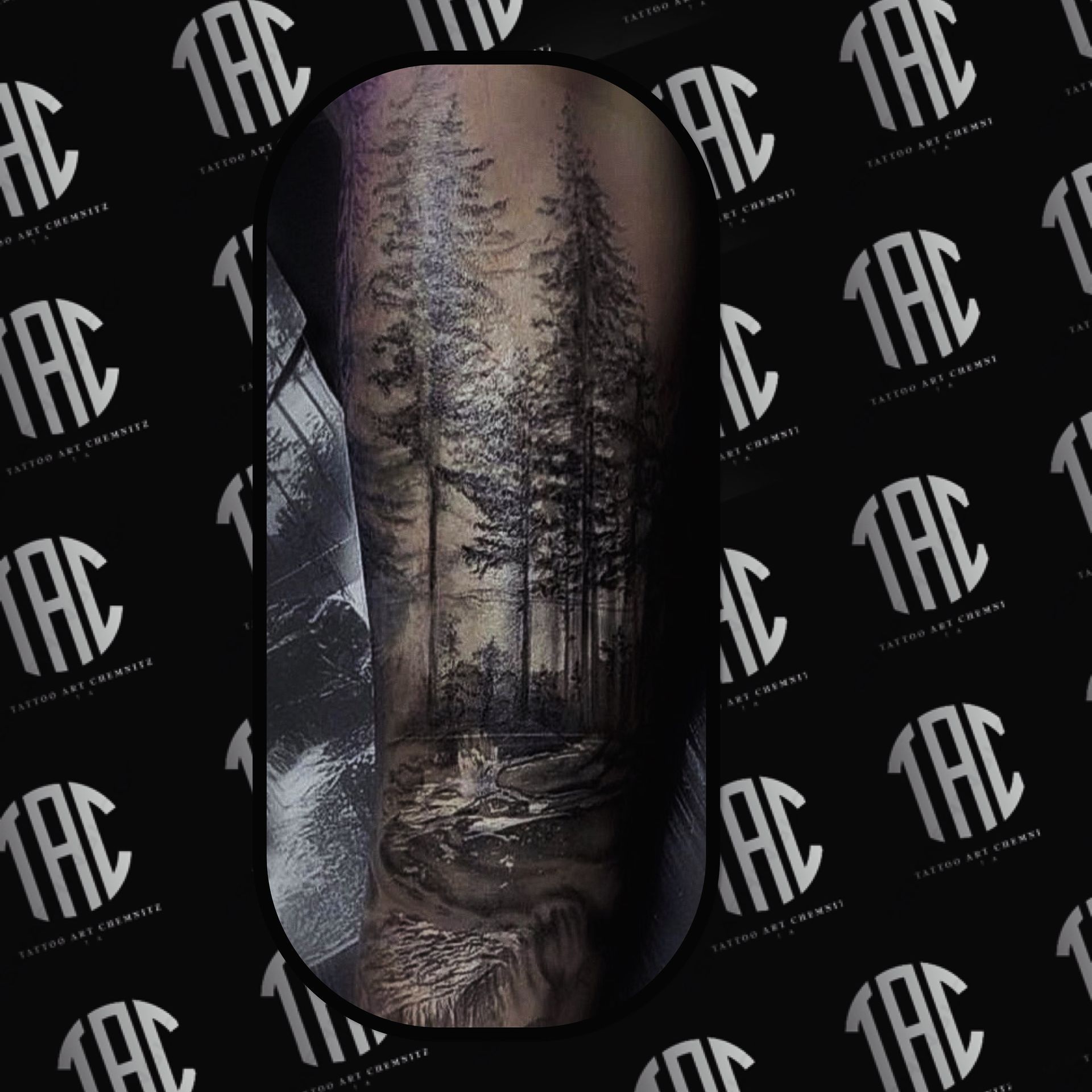 Tattoo Artist Thomas bei der Arbeit an Realistic Tattoo