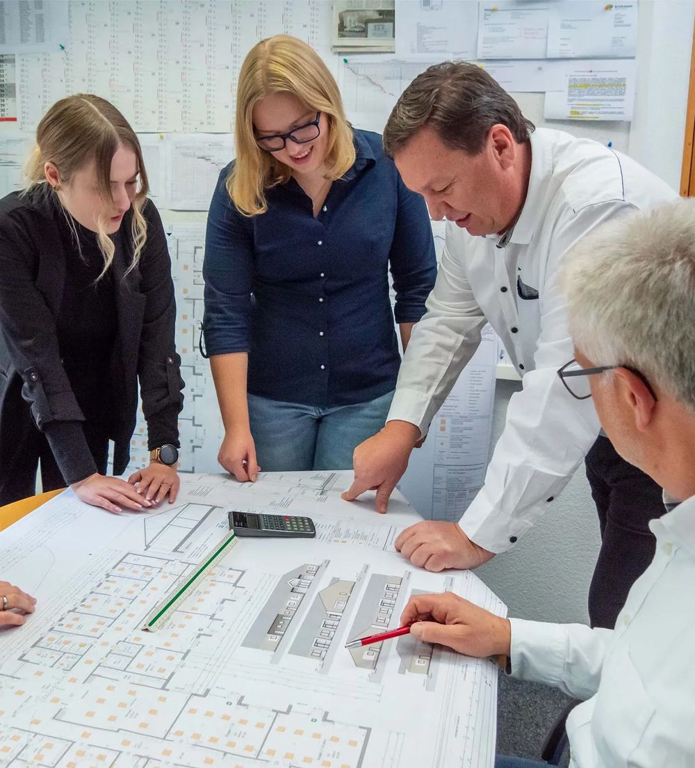 Das Grübbel Team in der Architektur bei einer gemeinsamen Besprechung