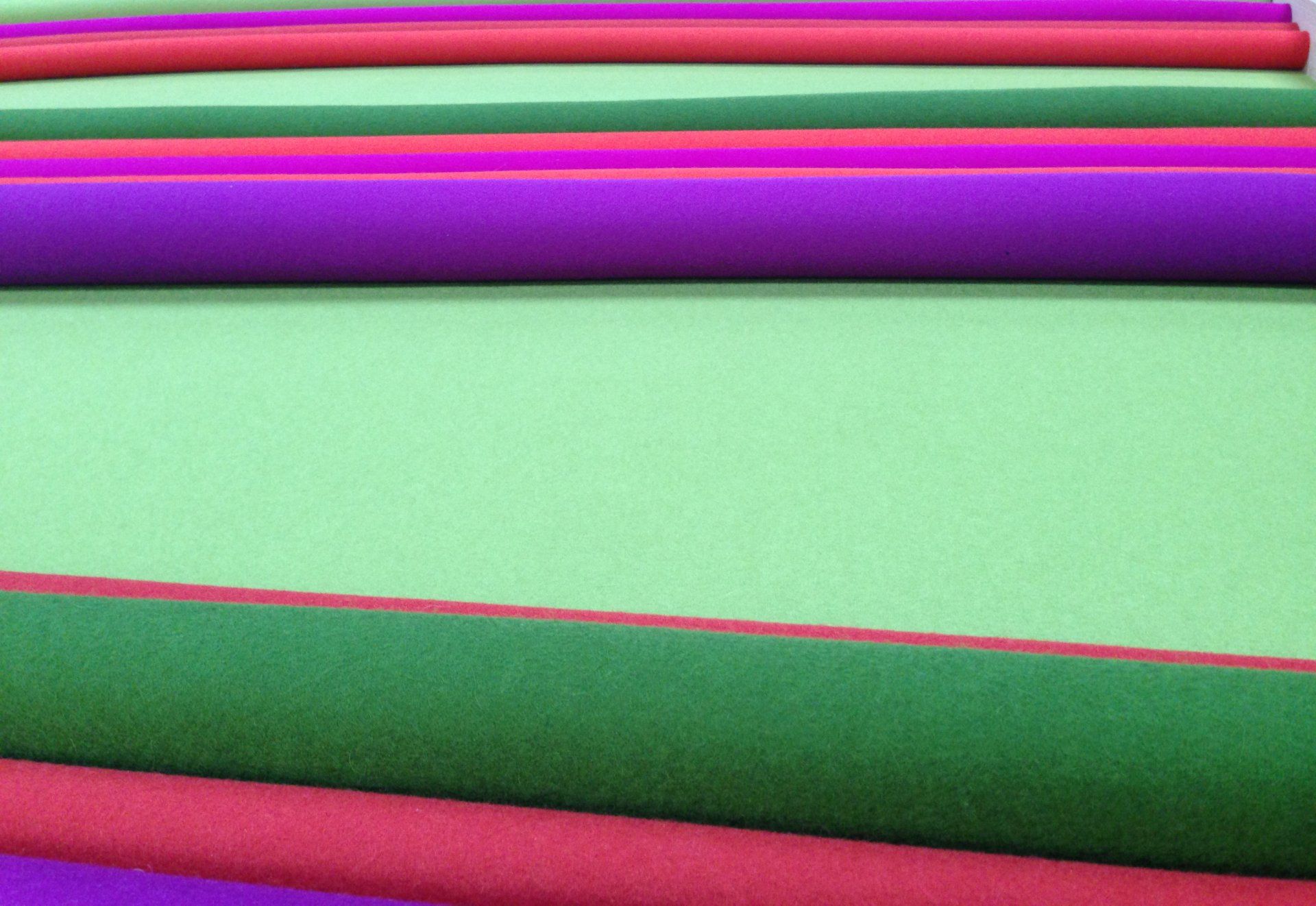 Grübbel Architketur. Atelier. Bilding Detail in Grün- und Rottönen