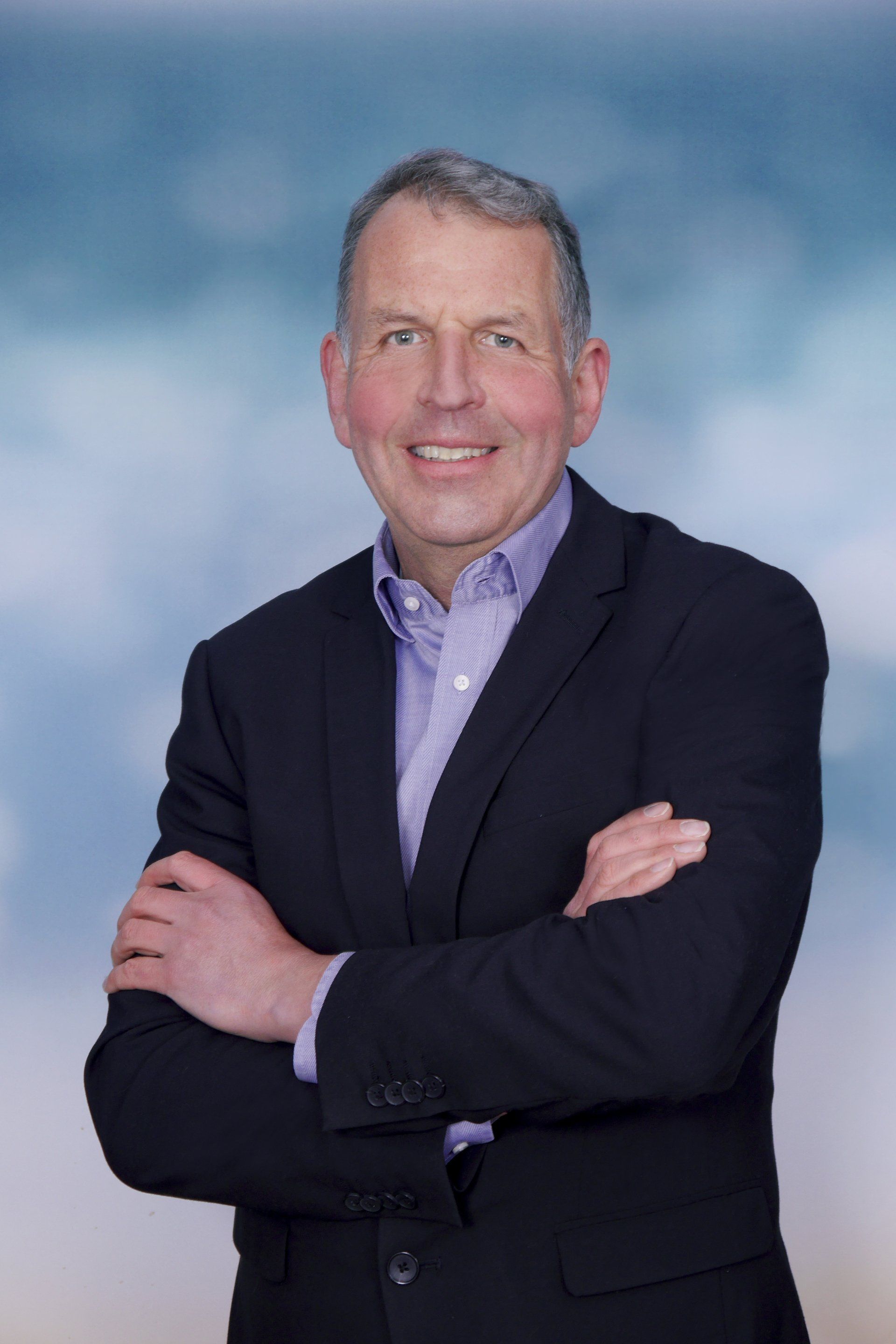 Das Bild zeigt Stefan Fritz, den Inhaber der Unternehmerakademie Franken. Er hat die Arme verschränkt und lächelt. Er trägt ein blaues Hemd und ein schwarzes Sacko.