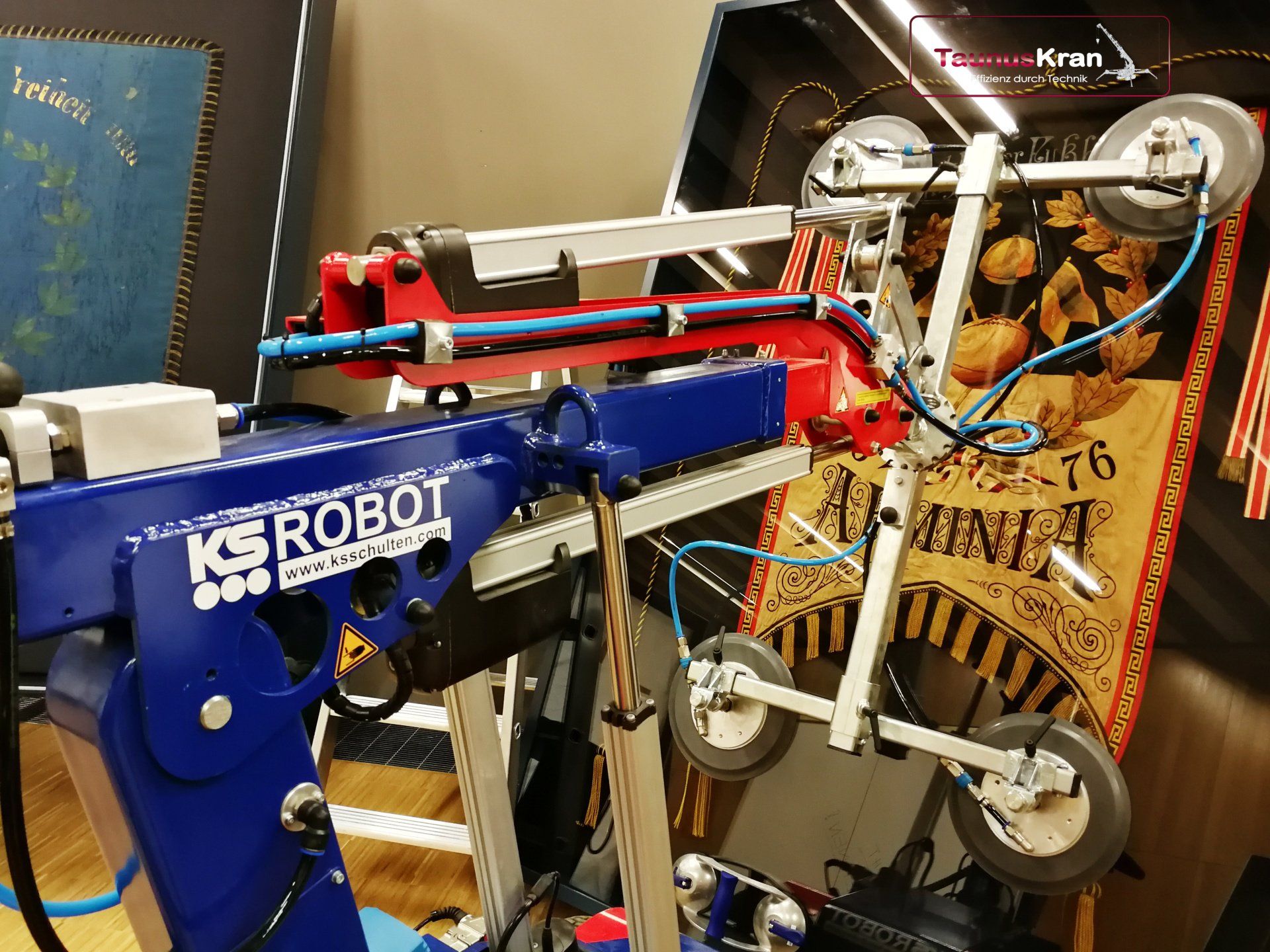 De- und Montage von Glas-Vitrinen (BV: Historisches Museum in Frankfurt a. M.) BV: Historisches Museum in Frankfurt a. M.