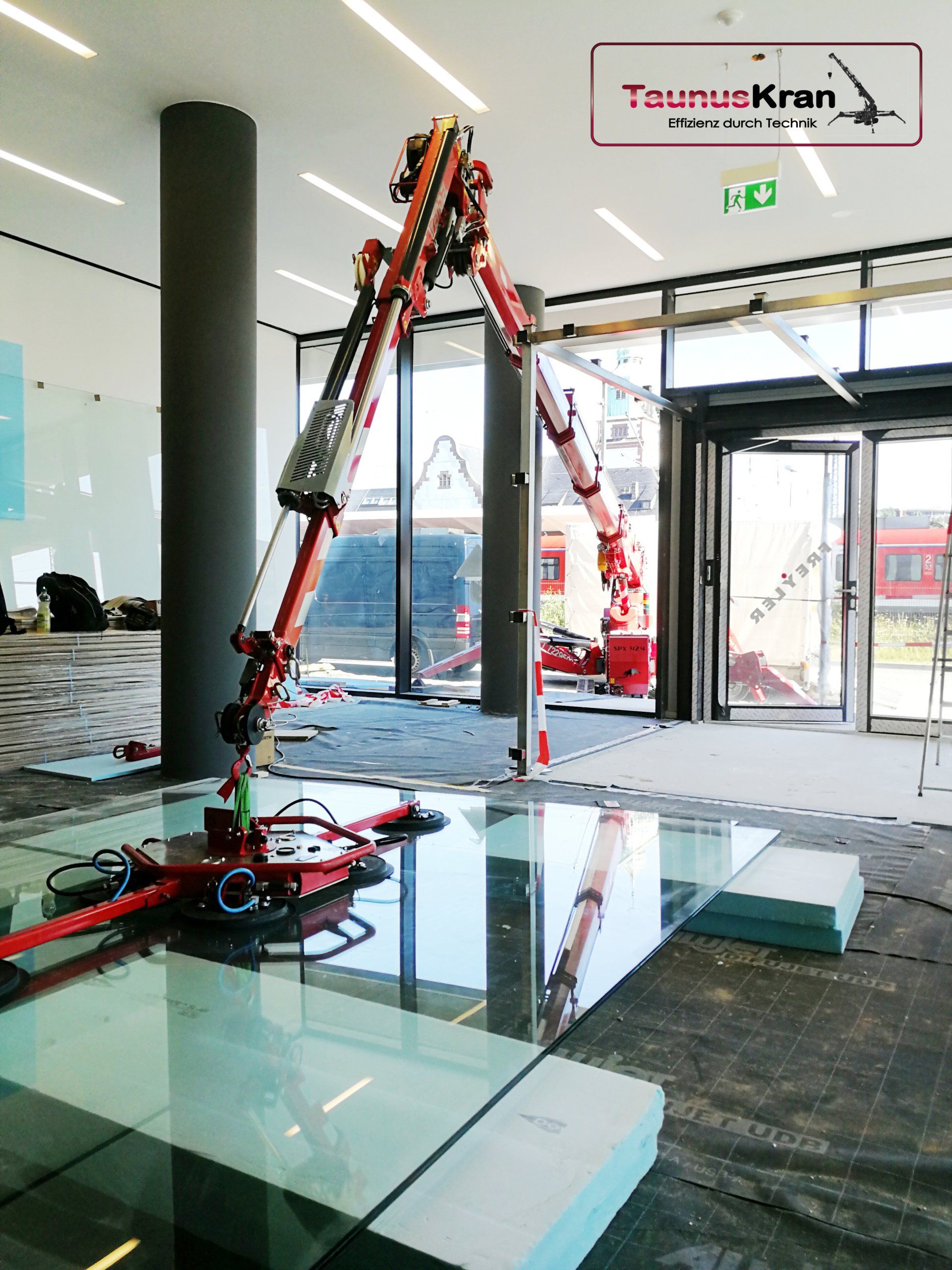 Montage von Dach-Scheibe (Eingangstür) im inneren Berich ( BV: Bürogebäude in Bad Homburg) BV: Bad Homburg