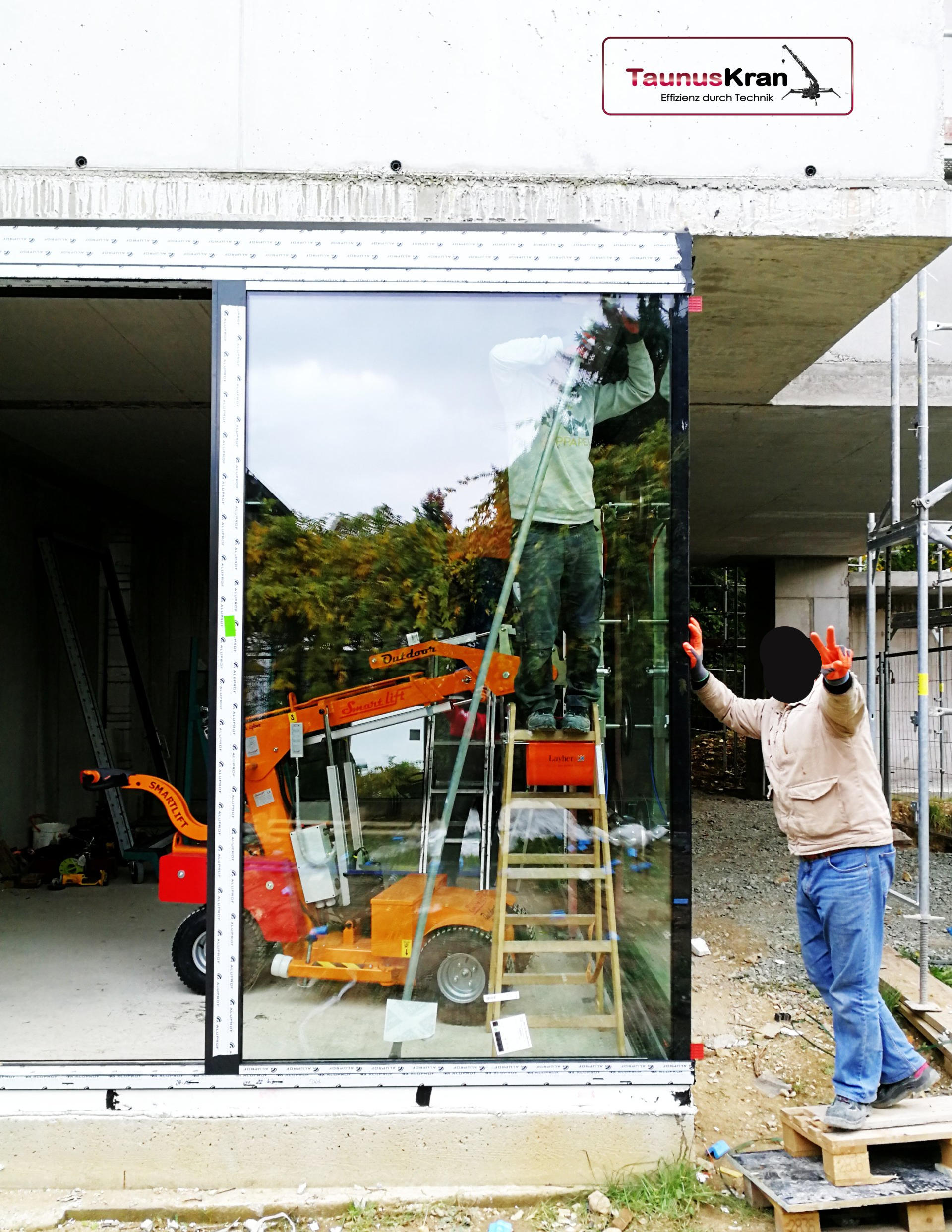 Montage von Eck-Glas-Scheiben mit Glas-Robot (BV: Vila in Frankfurt a. M.) BV: Vila in Frankfurt a. M.