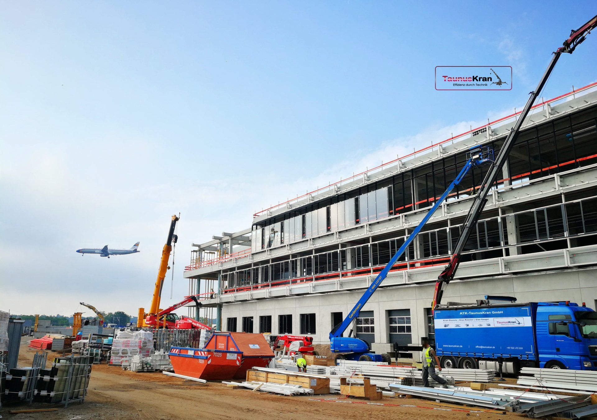 Montage von ca. 60 Glas-Scheiben mit Lade-Kran (BV: Logistik-Centrum in Kelsterbach) BV: Logistik-Centrum in Kelsterbach
