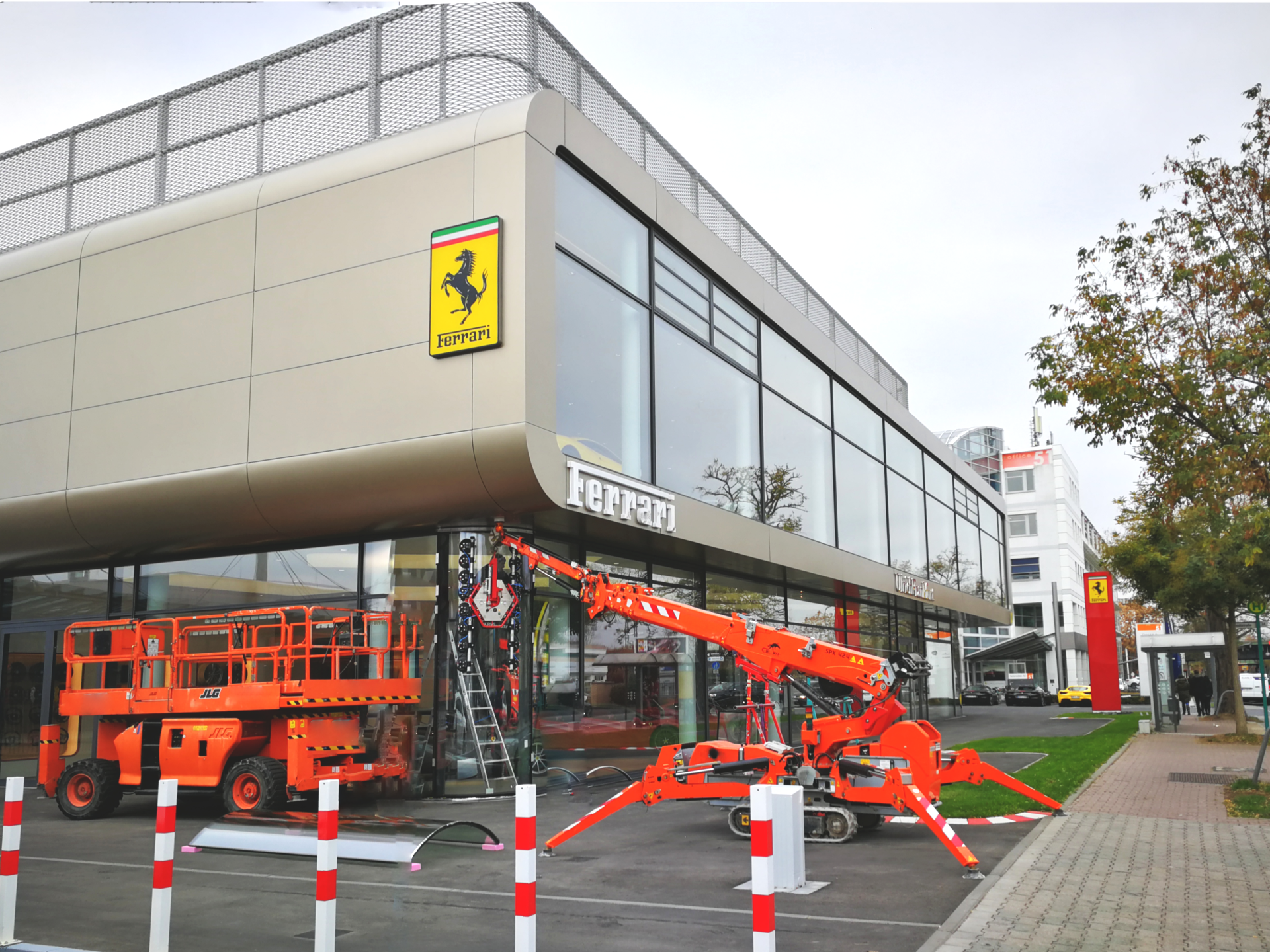 Montage von gerundeten Glas-Scheiben sowie von Flach-Glas-Scheiben ca. 1.000 kg. (BV: Ferrari in Frankfurt a. M.) BV: Ferrari in Frankfurt a. M.