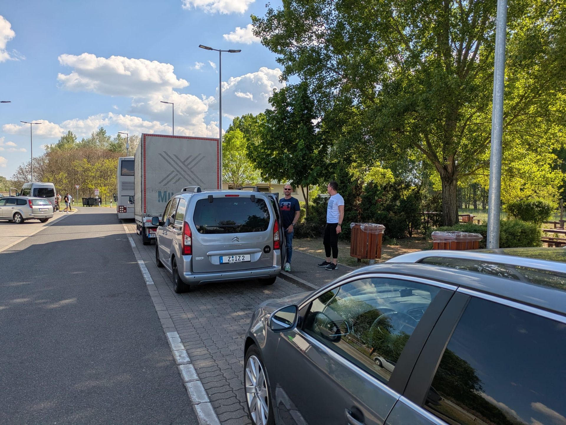 Auf einem Restplatz stehen zwei Autos und ein Transporter.
