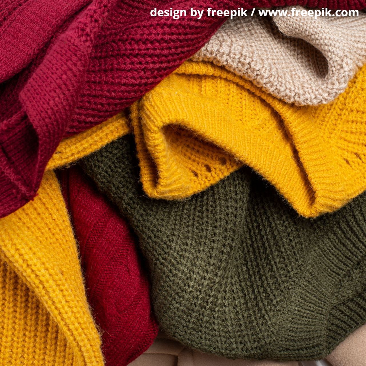 Ein Haufen aus verschiedenen Pullovern in unterschiedlichen Farben.