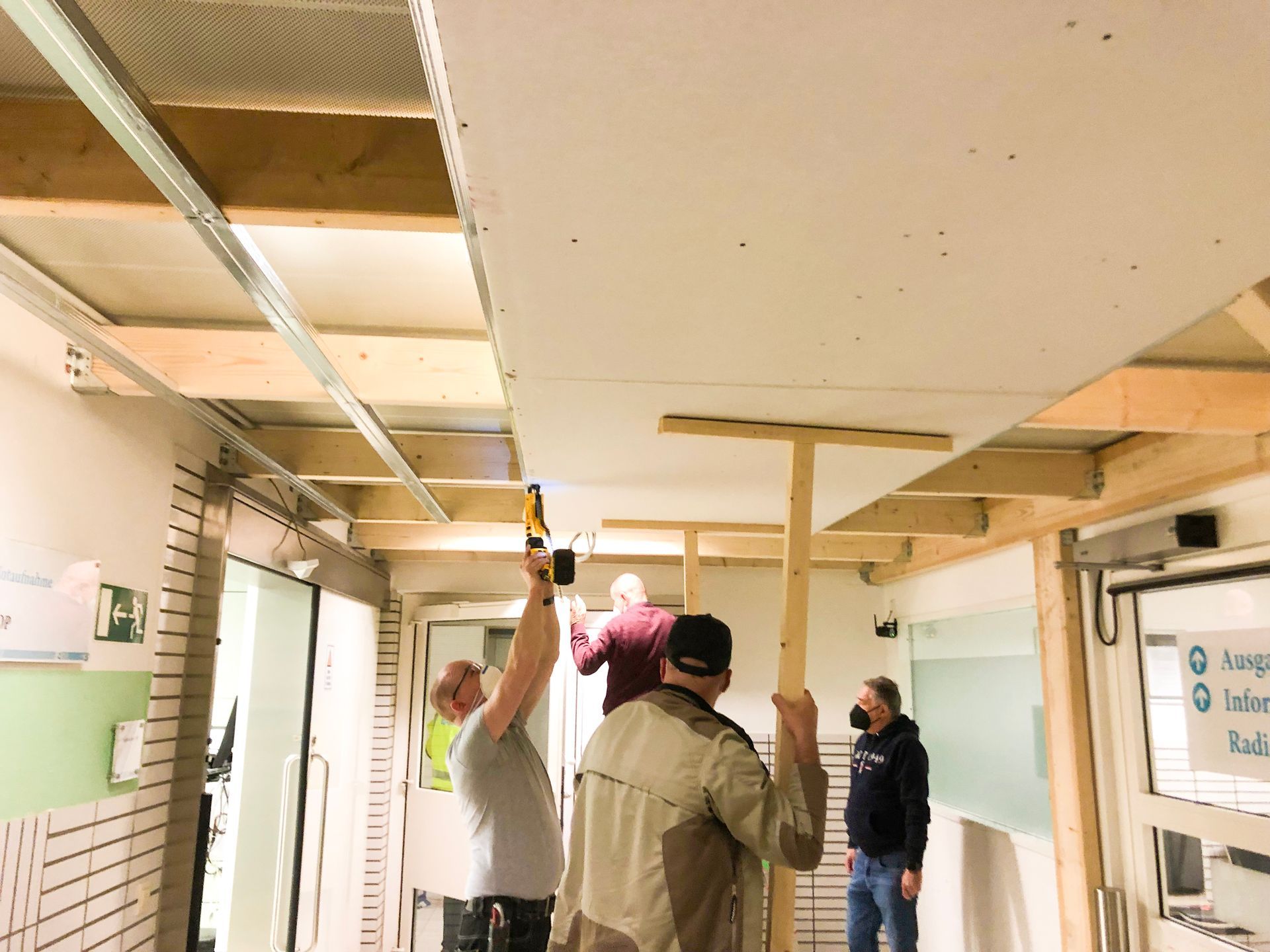 Entrako schafft nicht nur Raum für Neues, sondern bietet auch Dachdecker- und Trockenbauarbeiten an, von Einfamilienhäusern bis zu großen Gewerbeflächen. Auch für Anfragen für individuelle Anschlussarbeiten stehen wir gern zur Verfügung.