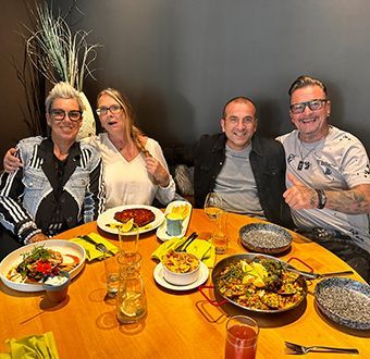 Drei fröhliche Gäste beim gemeinsamen Abendessen im Schlosscafé Teningen bei einem besonderen Anlass
Die Alt-Texte sind bewusst so formuliert:
Beschreibend – was ist wirklich auf dem Bild zu sehen
SEO-relevant – Ortsname und Restaurantname eingebaut
Kurz & präzise – ideal für Screenreader
Soll ich noch eine Version ohne Restaurantname machen, oder passt das so?Sonnet 4.6