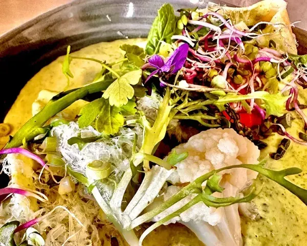 lecker veganes Essen bunt mit Blüten