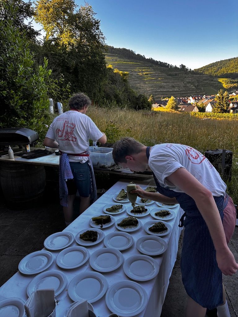 Das Team des Schlosscafés mit Freunden beim Besuch im Pop-up-Restaurant von Marianus von Hörsten im