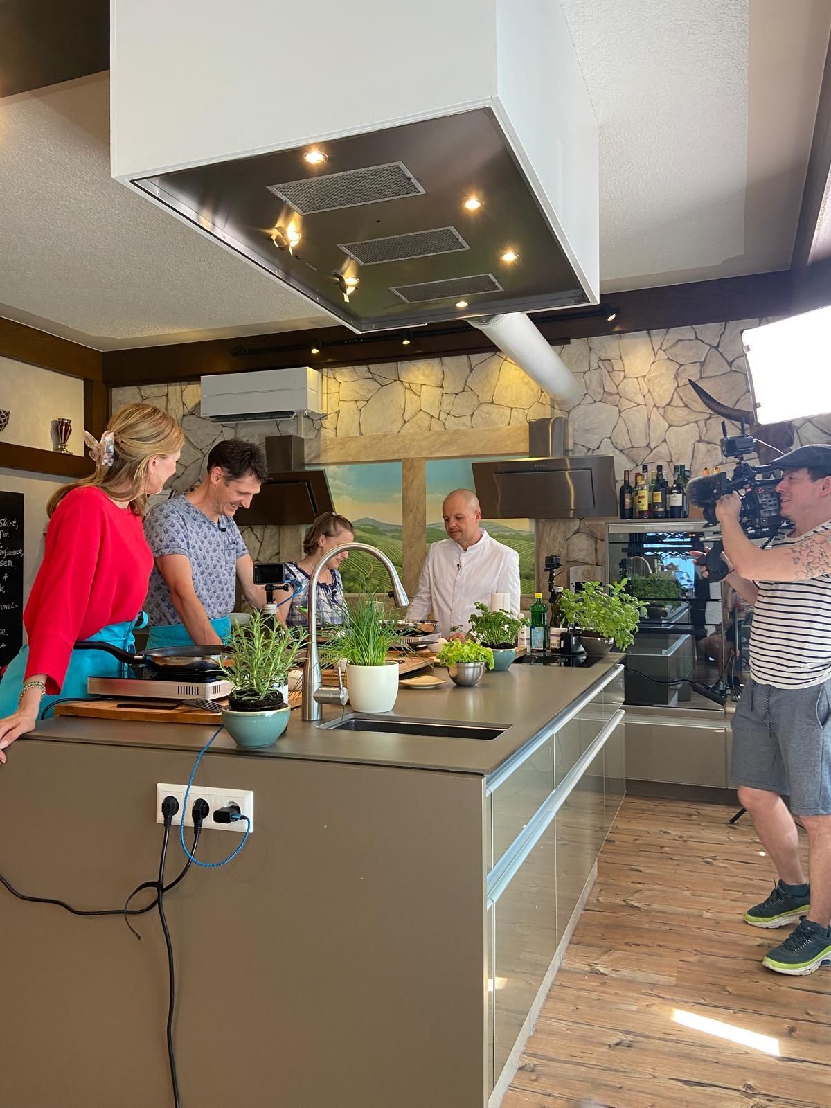 Maik Delling beim SWR-Videodreh im Schlosscafe Heimbach – regionales Restaurant im Porträt