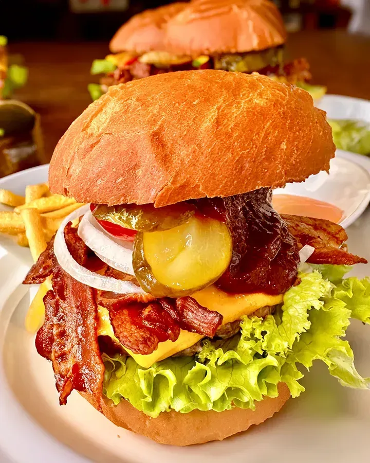 Saftiger Burger mit knusprigem Bacon – frisch zubereitet im Schlosscafe