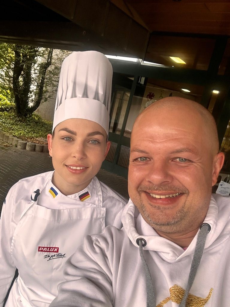 Maik Delling und Auszubildende Oleksandra Herbiei im Schlosscafé Heimbach, nach erfolgreicher Zwisch