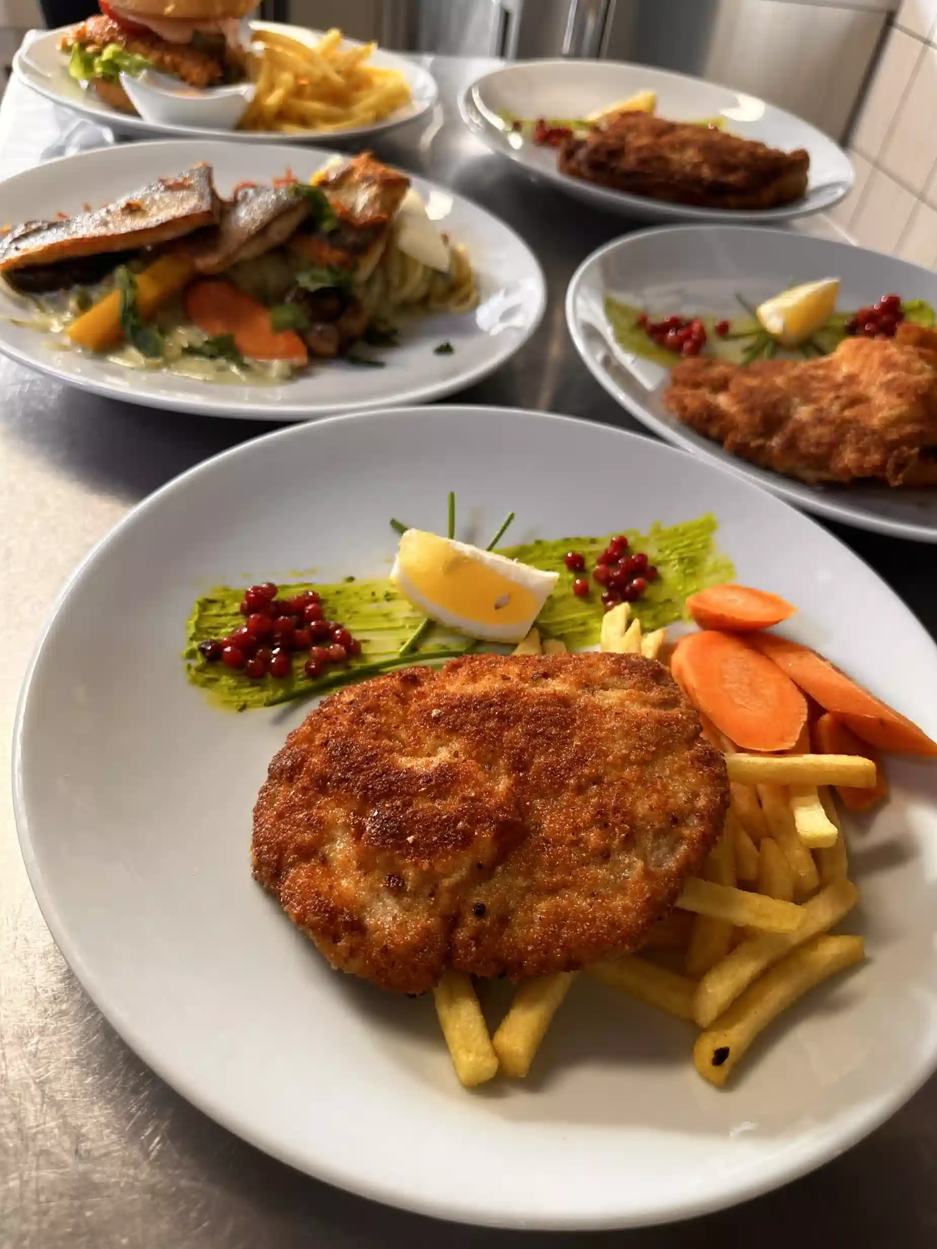 Bunt angerichtetes veganes Gericht mit frischen Kräutern und Gemüse