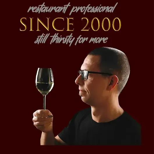 Robert mit Glas Wein – im Service seit 2000 mit Herz und Kompetenz