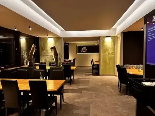 Modern gestalteter Innenbereich des Schlosscafe in Teningen-Heimbach mit warmem Licht, stilvollen Sitzplätzen und einladender Atmosphäre.