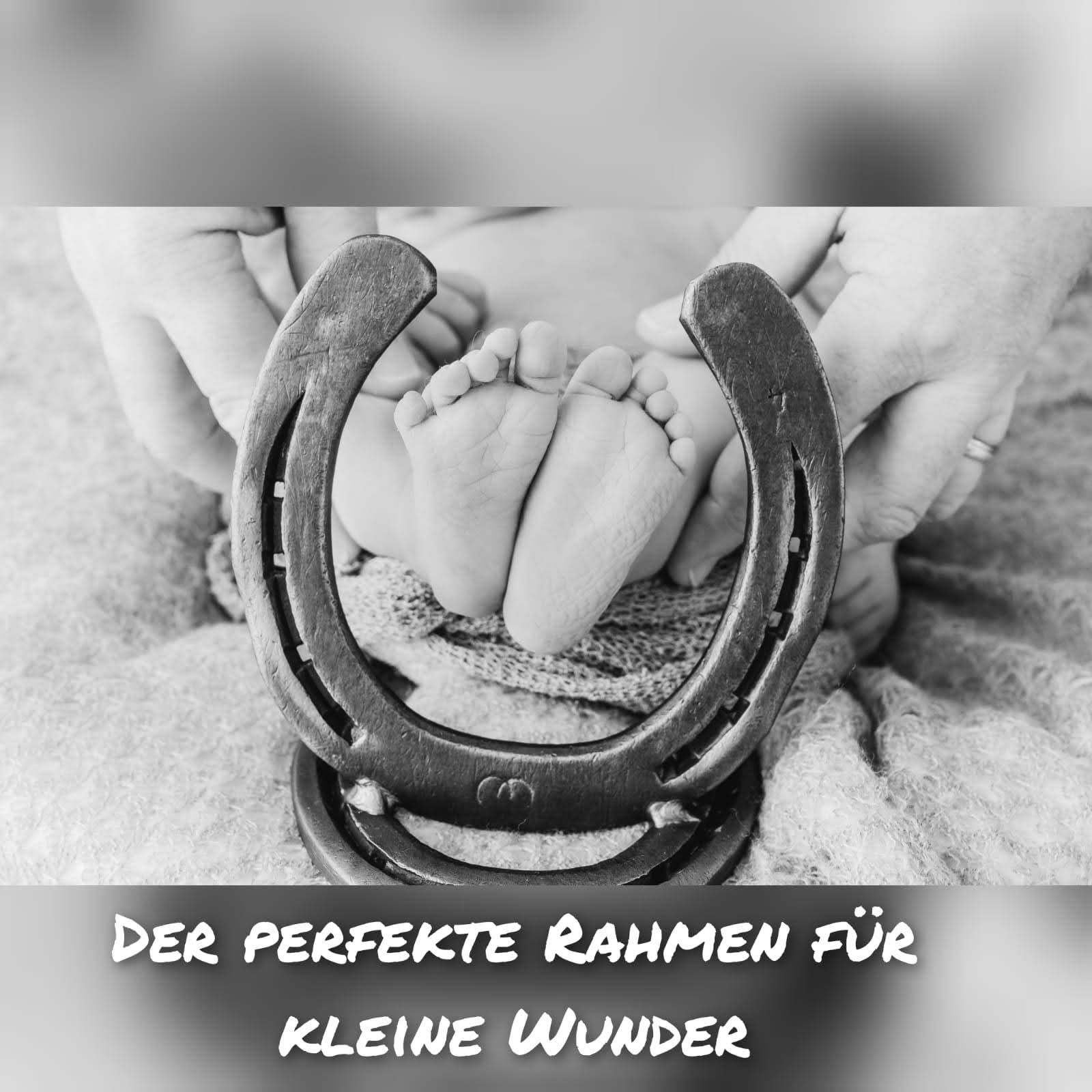 In dem Bilderrahmen werden zwei Babyfüße gehalten. Mit dem Text Der perfekte Rahmen für kleine Wunder.