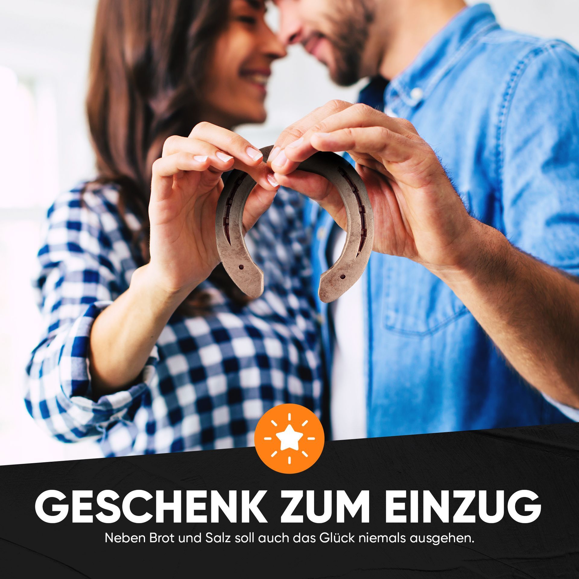 Ein glückliches Paar halten zusammen ein Hufeisen. Folgender Text ist zu lesen Geschenk zum Einzug Neben Brot und Salz soll auch das Glück niemals ausgehen.