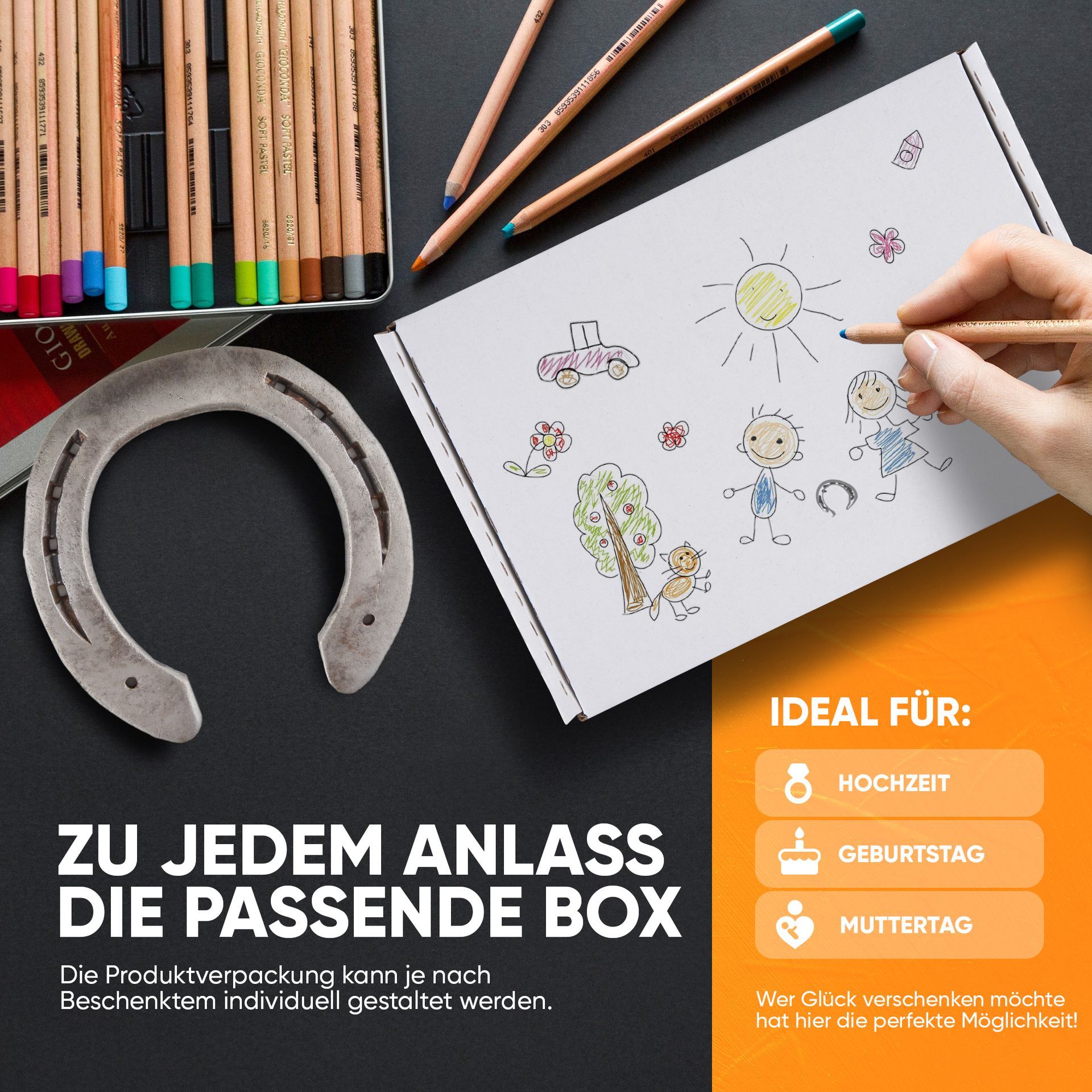 Ein Hufeisen neben einer selbst bemalten Geschenkverpackung Folgender Text ist zu lesen Wer Glück verschenken möchte hat hier die perfekte Möglichkeit! Ideal für Hochzeit Geburtstag Muttertag. Zu jedem Anlass die passende Box. Die Produktverpackung kann je nach Beschenktem individuell gestaltet werden