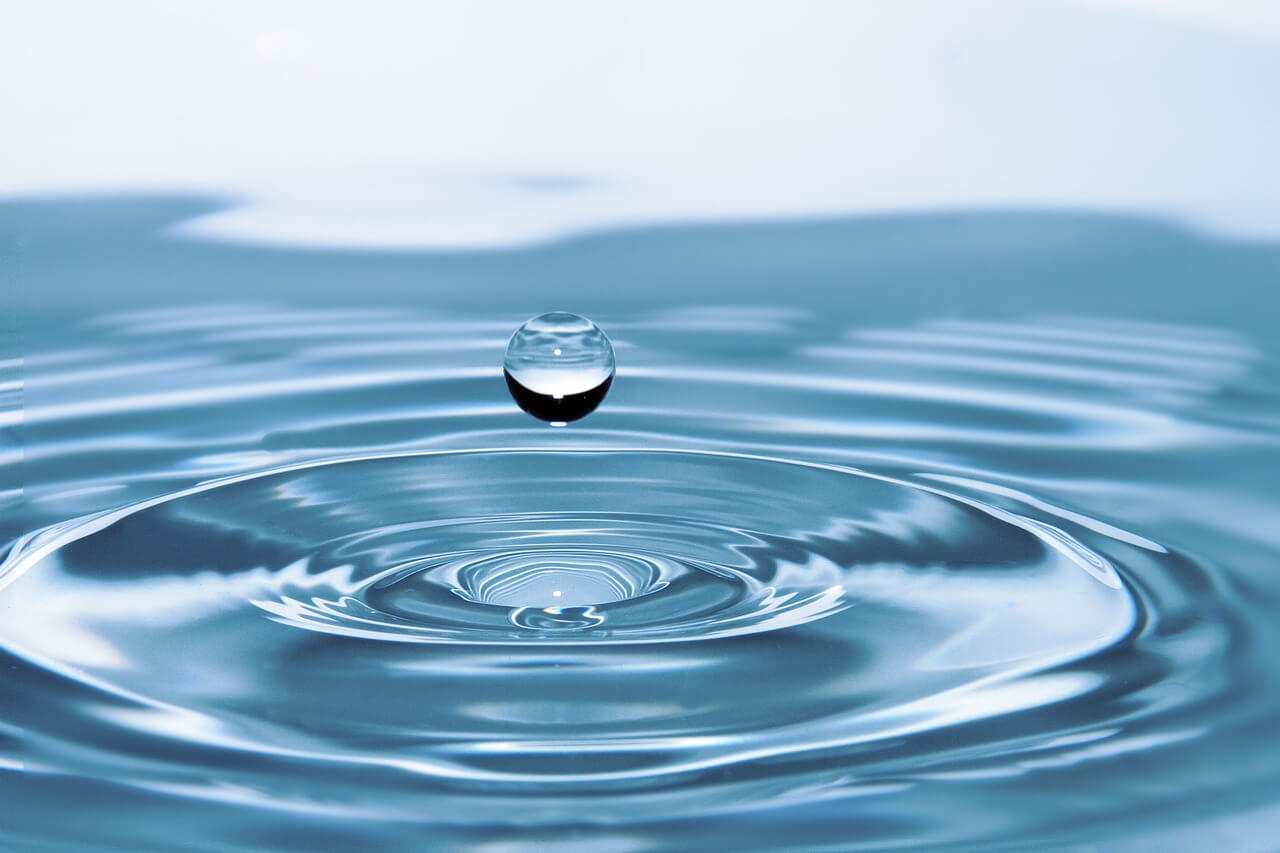Schwingungsmassage Köln Wassertropfen über blauen Wasserkreisen
