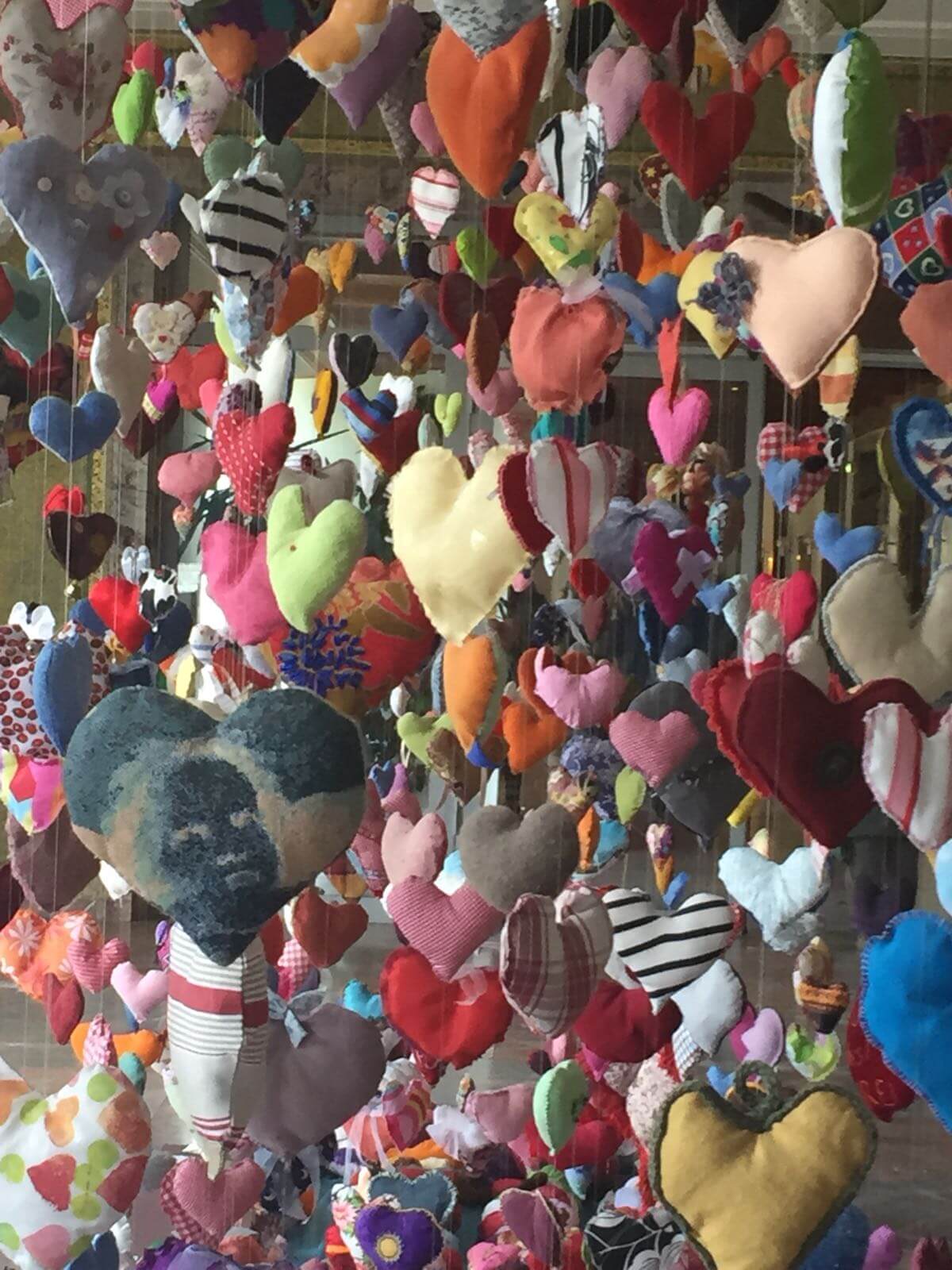 Entspannungsmassagen Birgitta Heinz Köln ein Bild gefüllt mit sehr vielen Herzen aus Stoff