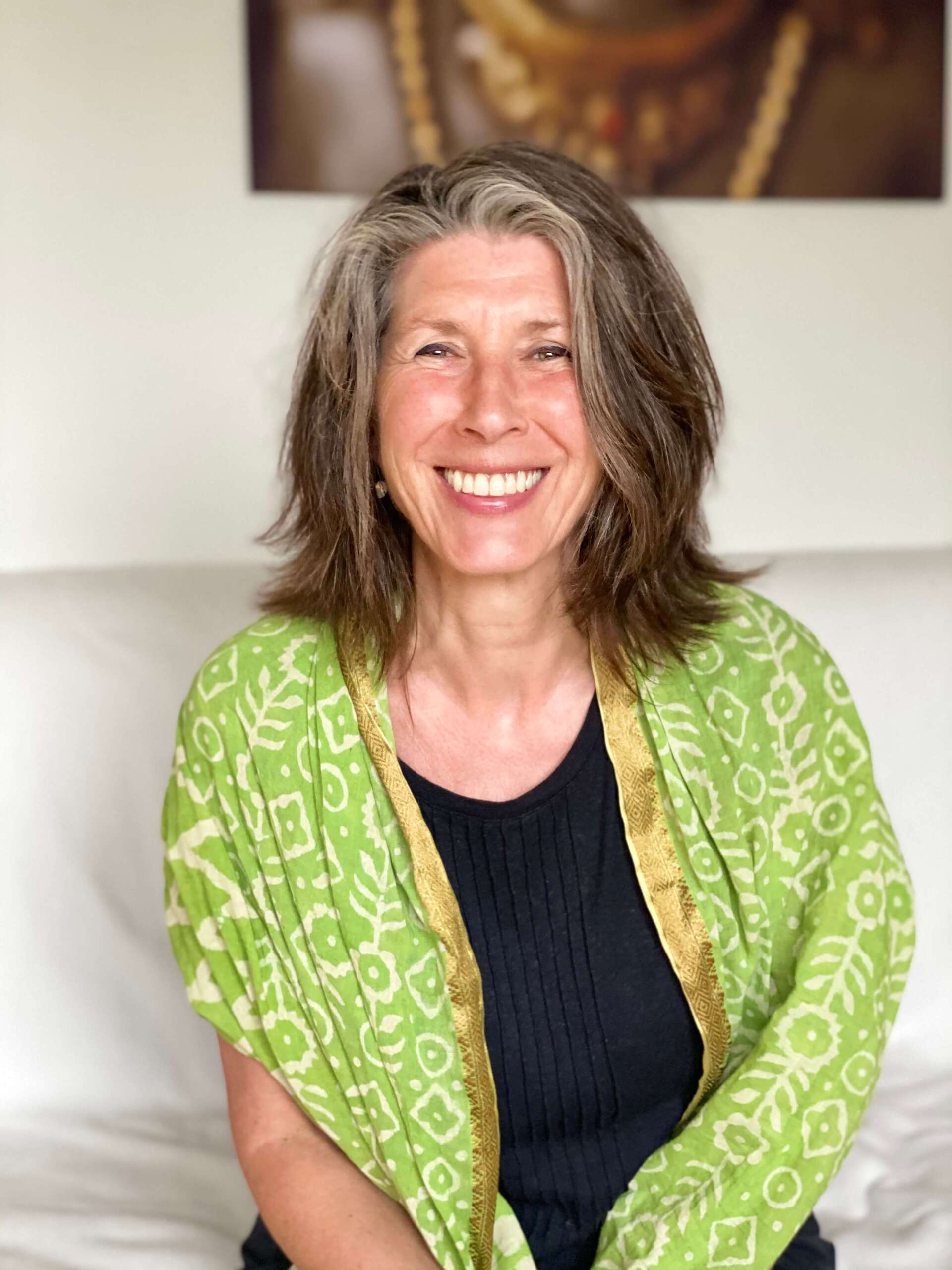 Ernährungsberaterin TCM Birgitta Heinz Köln Frau Porträt Oberkörper lachend mit grünem Tuch um die Schultern. Haare leicht grau und halblang