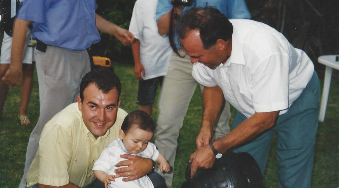 Patrice et Robert accompagnant Pierre pendant son baptême en 1998